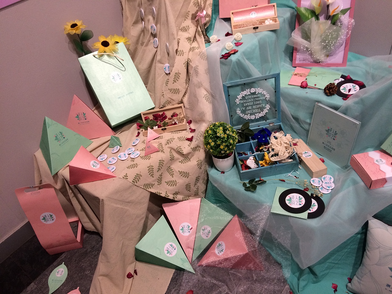 毕业设计“袭人花艺生活馆” 之【包装设计+pop+细节】（图ZMzA1NDgyNTY=） - 包装 - 站酷设计师huennnn原创素材 - 站酷ZCOOL