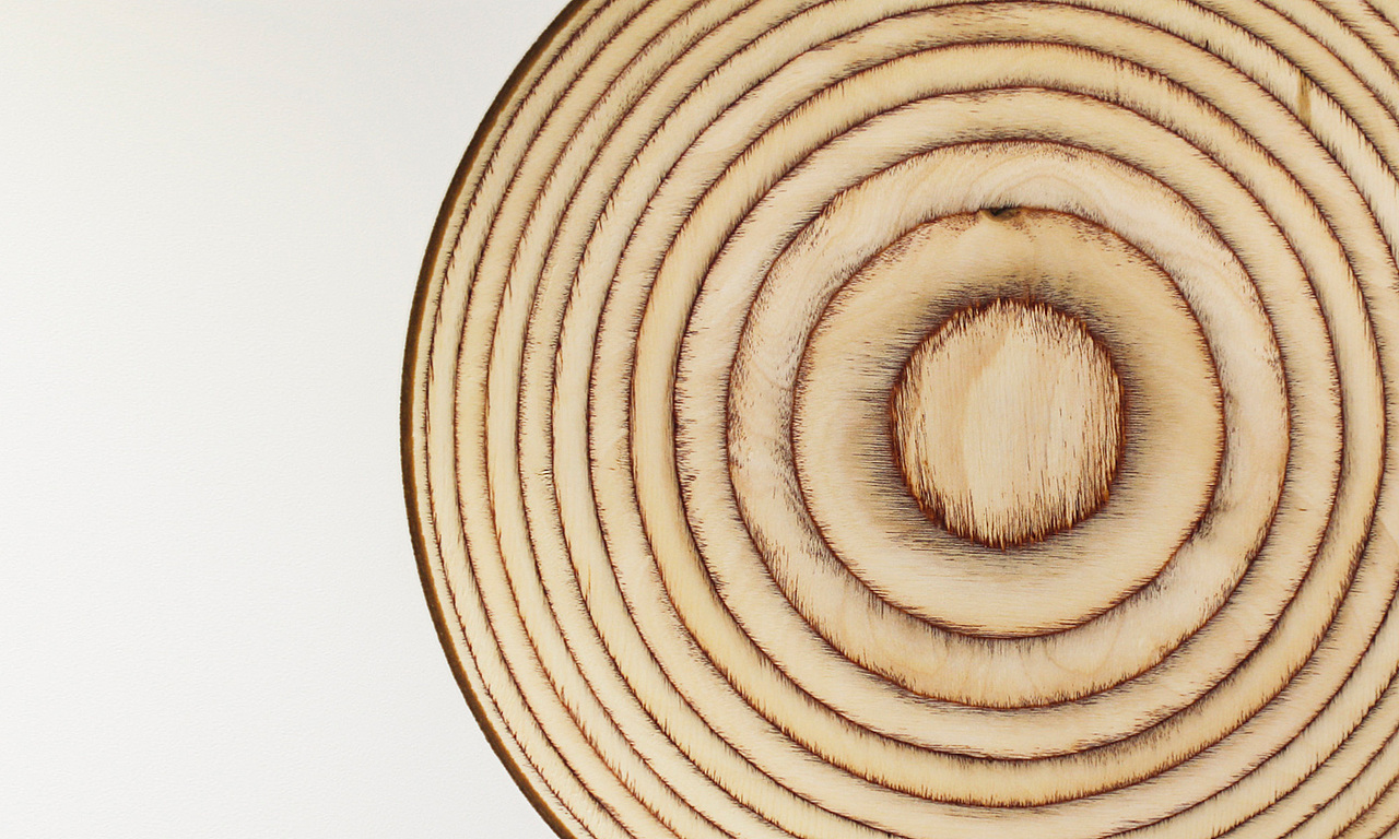 说实话,这张图片是我灵感的来源,乱翻翻到的
这次有个比较重要的展品是一张桌子,几乎没有什么特殊的工艺,裸材质<br>我琢磨着用木纹代表东方的韵味<br>结合主题:宴<br>我认为应该可以勾画出一副不错的画面