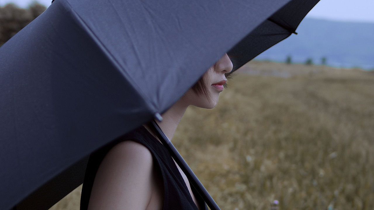 伞下又是一个雨天