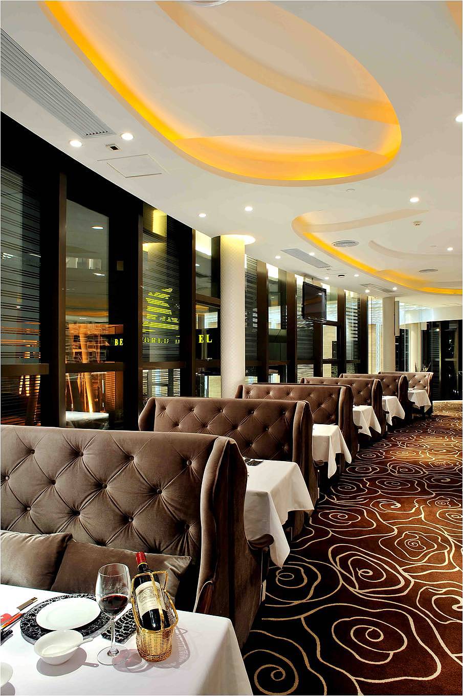 散台区域 咖啡色软包卡座 白色桌布 整个氛围暖色为主 安静温馨.