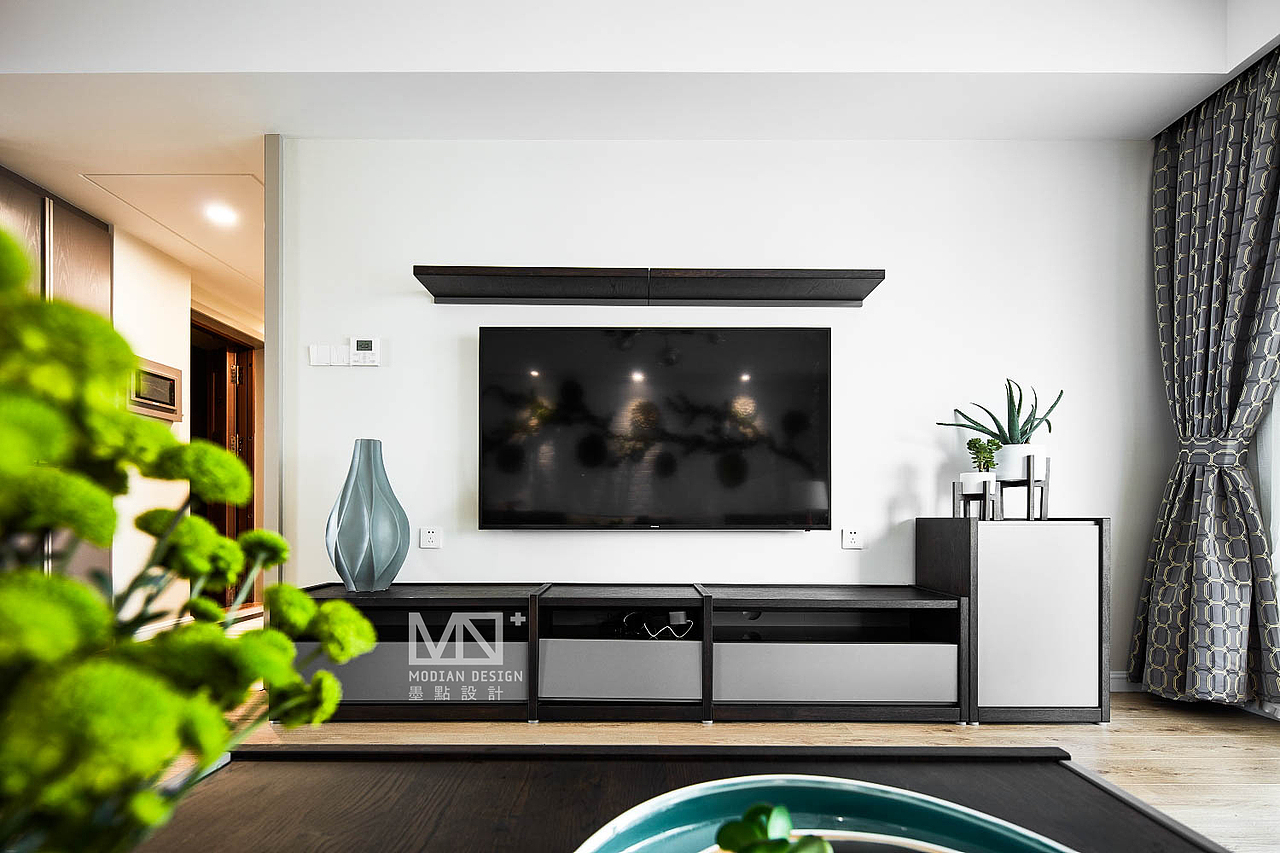 电视背景墙只做简单处理,一个悬挂的台面,上面可以放装饰画、装饰品等。