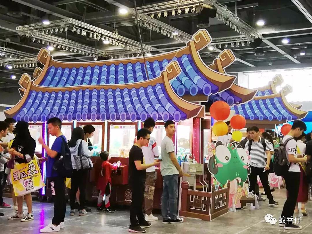 活动现场3：这里是整个设计的后庭，摆放三熊主义的娃娃机供游客游玩。整个活动都是以三熊主义名义谈下来的，可整体的设计和宣发都是以蚊香仔作为唯一，在这里我真的要以爱的名义感谢三熊主义的兄弟姐妹们对蚊香仔的信任和支持。