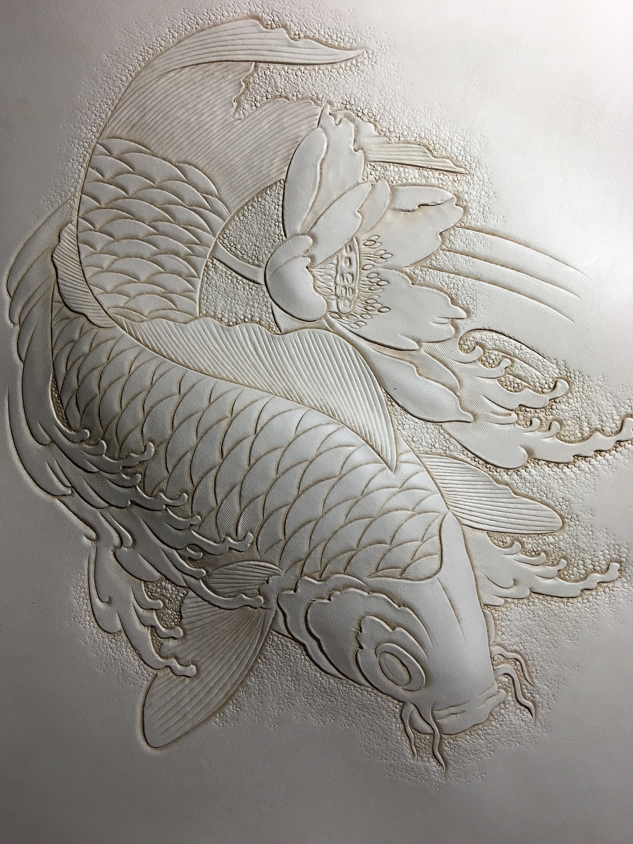 皮雕画—-斑纹锦鲤