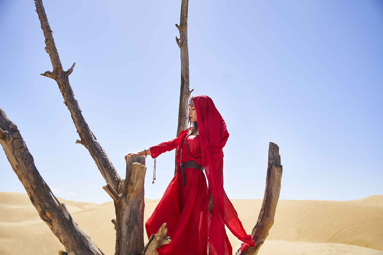 沙漠边上的女人图片