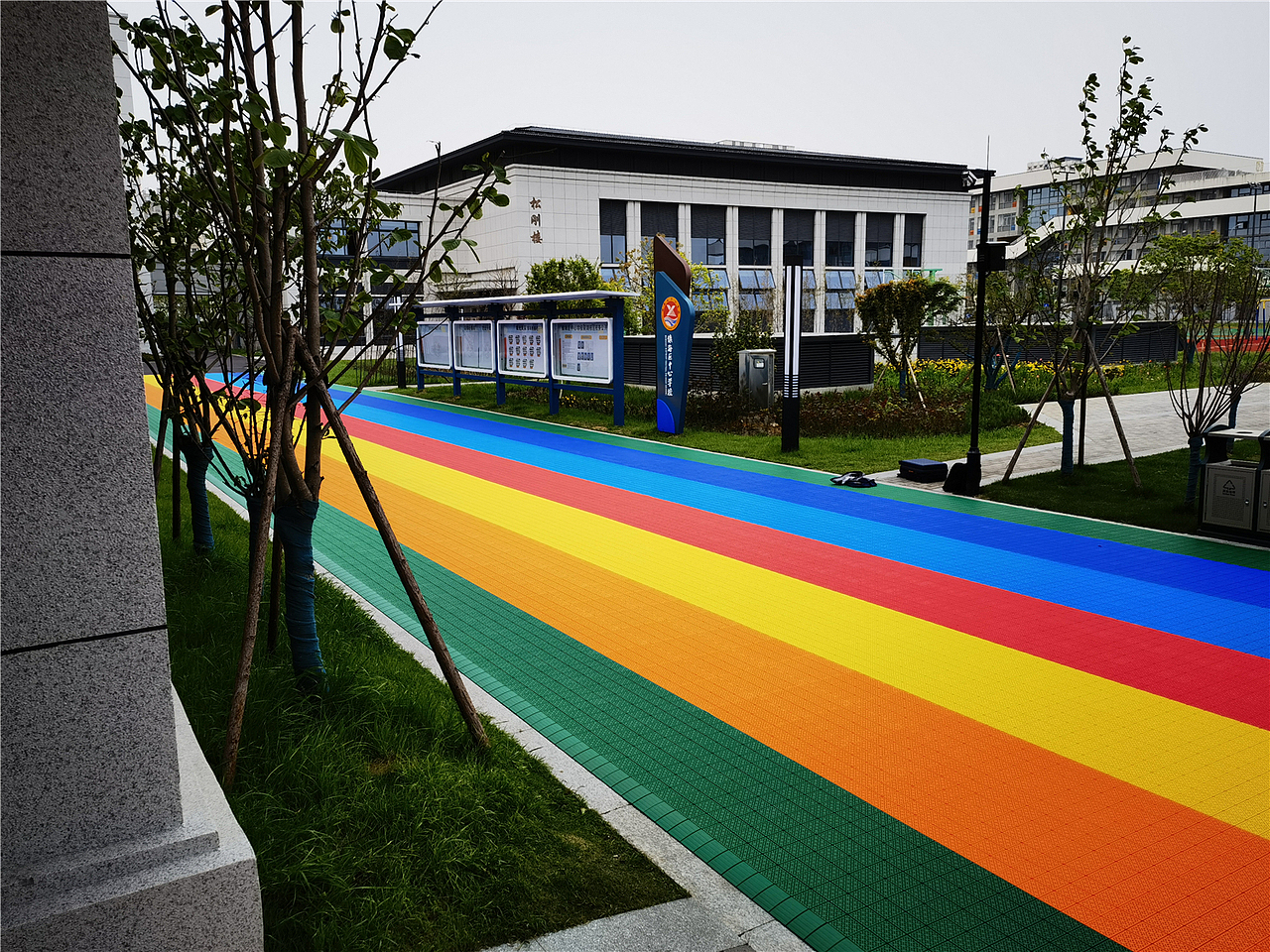 浙江宁波镇海区中心学校-箭湖校区悬浮地板彩虹道（图ZMjY0Nzk4Mjky） - 环境/建筑摄影 - 站酷设计师冀星冠运动地板原创素材 - 站酷ZCOOL