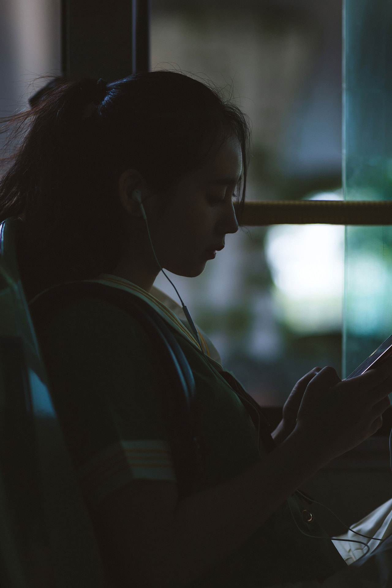 她的睫毛弯的嘴角用眼神对我拍照