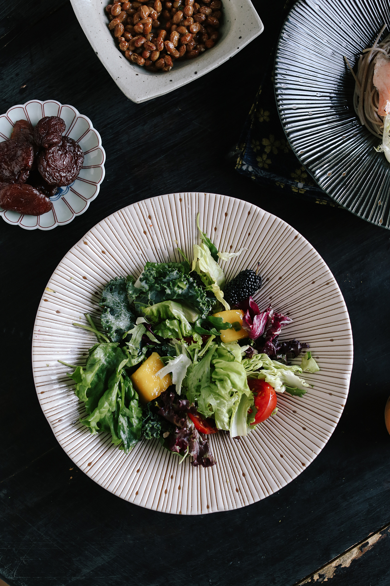 美浓烧十草纹陶瓷菜盘
