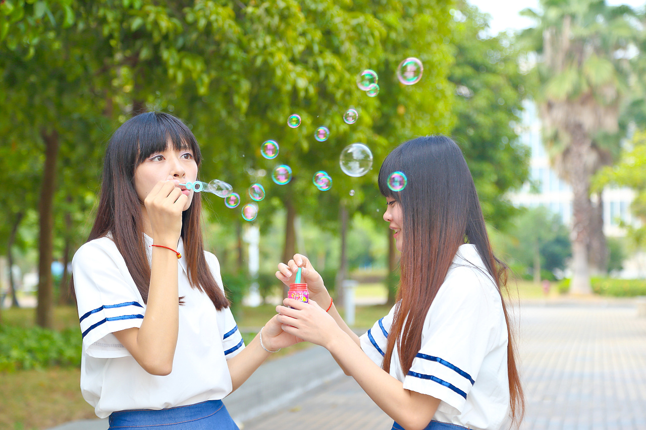 最真挚的友谊是同学~我爱校园,我爱同学们!