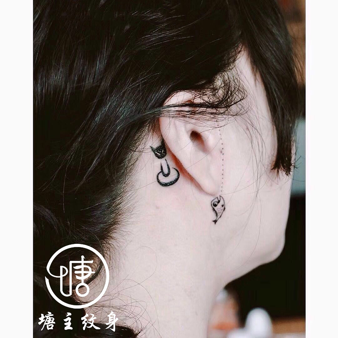 小猫钓鱼、耳后纹身、小图纹身、线条纹身、小清新纹身、个性纹身图案、塘主开运纹身