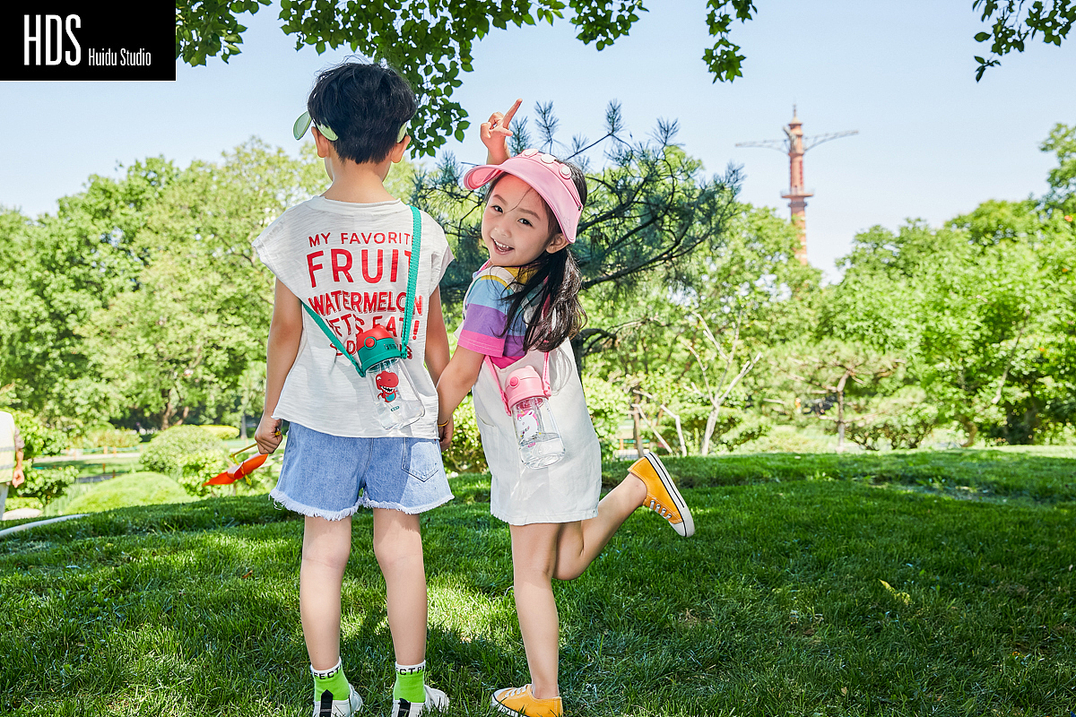 儿童水壶外景模特拍摄（图ZMTYxNDE4OTk2） - 人像摄影 - 站酷设计师HDS灰度电商原创素材 - 站酷ZCOOL