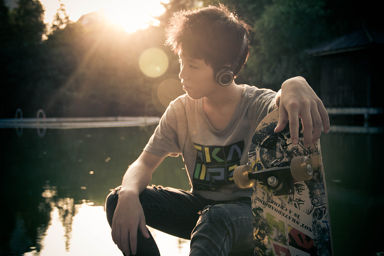 跃动的青春滑板少年