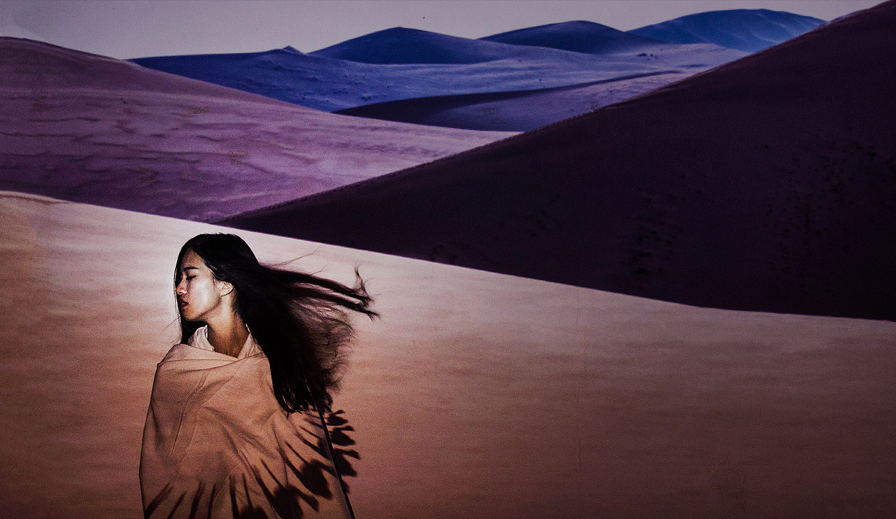 敦煌鸣沙山/模特/邱少真/我们将盘旋行进的骆驼作为元素,作为一种类似印花的图样在模特身上体现。