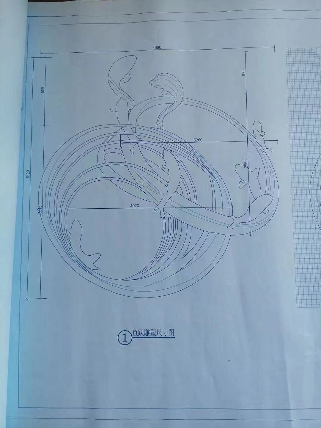 小区不锈钢圆环鱼群雕塑安装完成