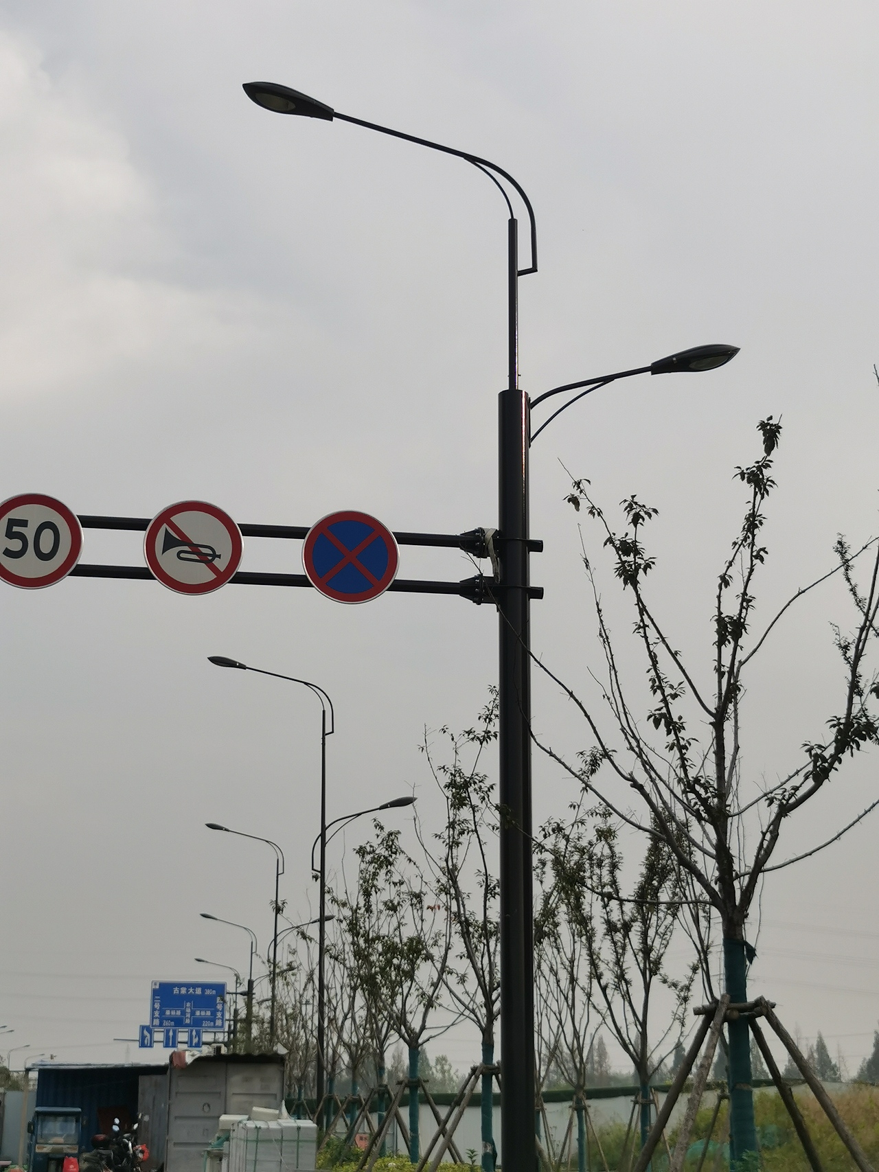 多杆合一综合5G杆智慧灯杆监控杆标识杆一杆多用路灯（图ZMjI5NTczNDEy） - 产品摄影 - 站酷设计师世博光电景观灯原创素材 - 站酷ZCOOL