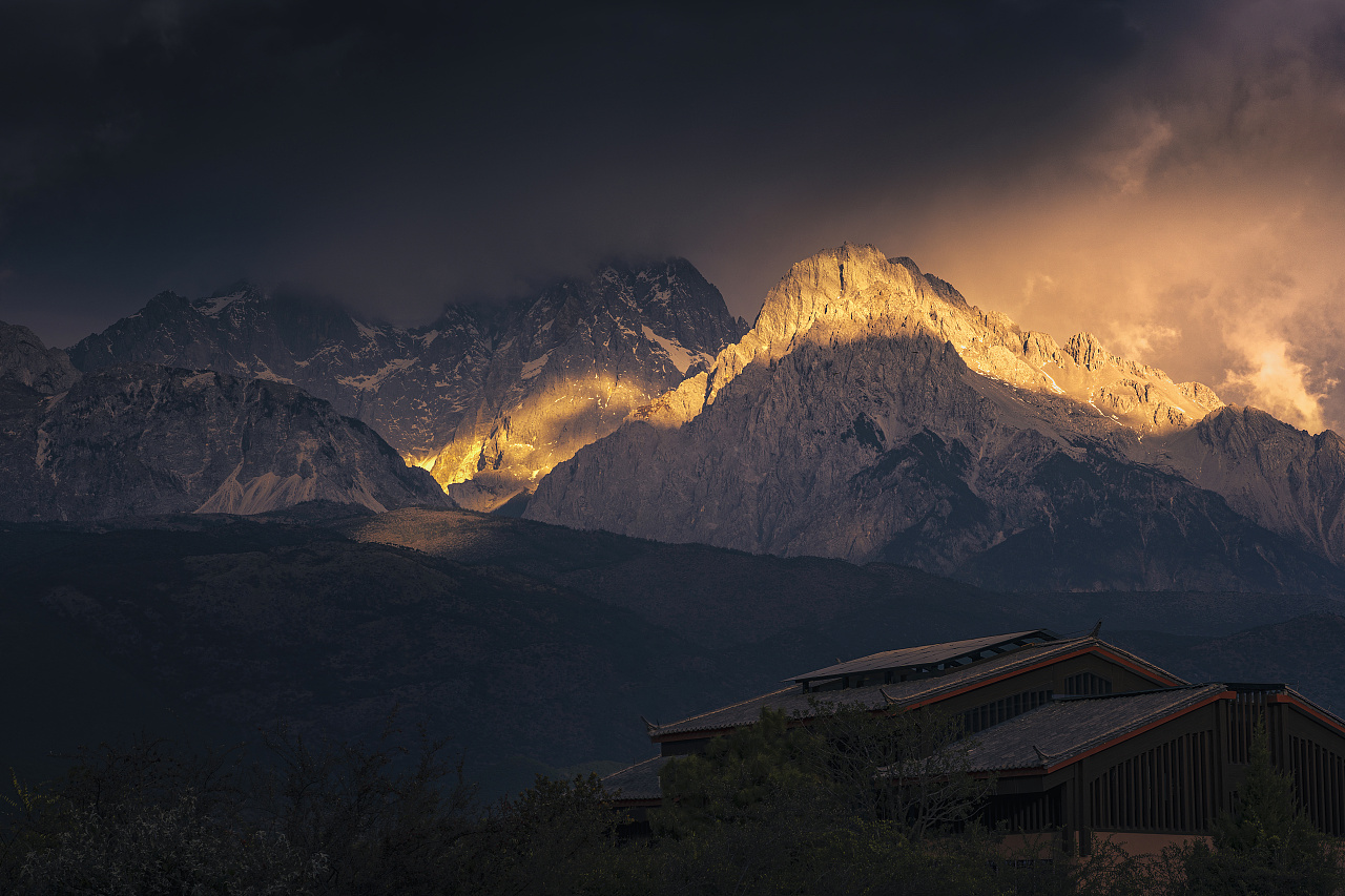 雪山的路上,由于阴天云层很厚,在收费口排队时随手拍,回来后期模仿ins