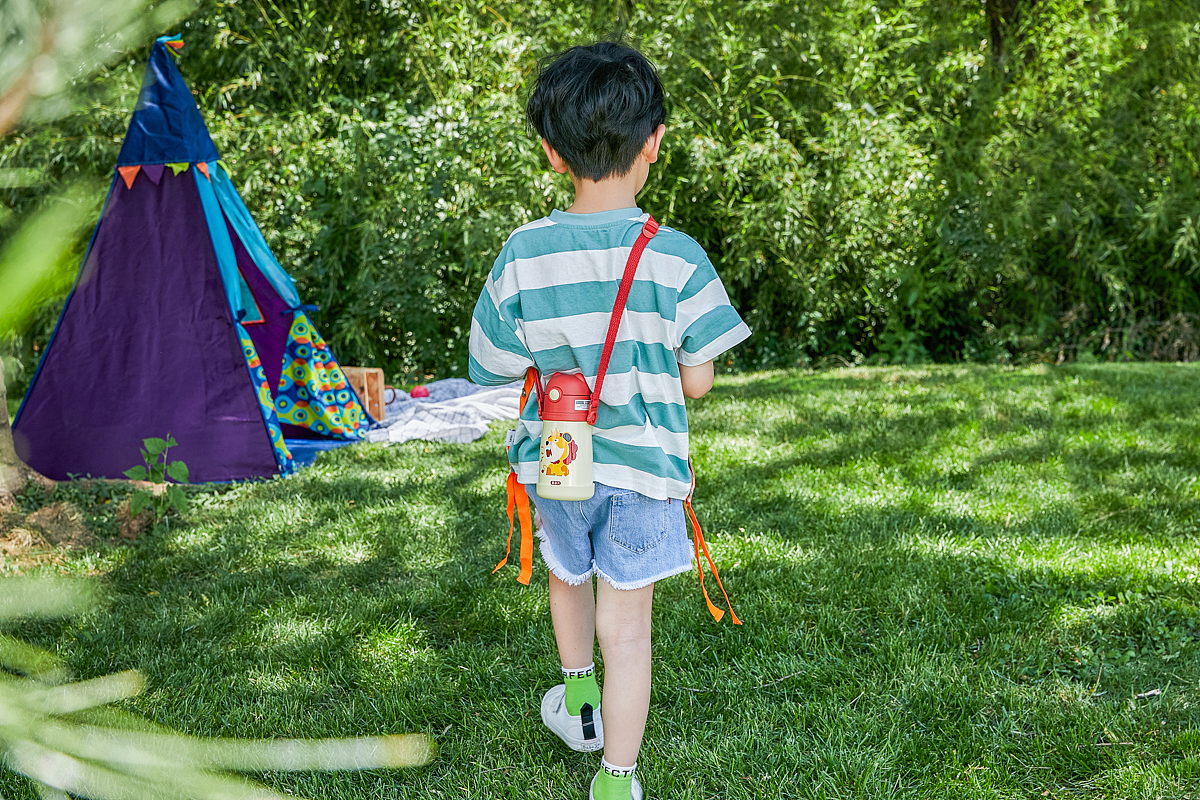 水壶 男童外景拍摄