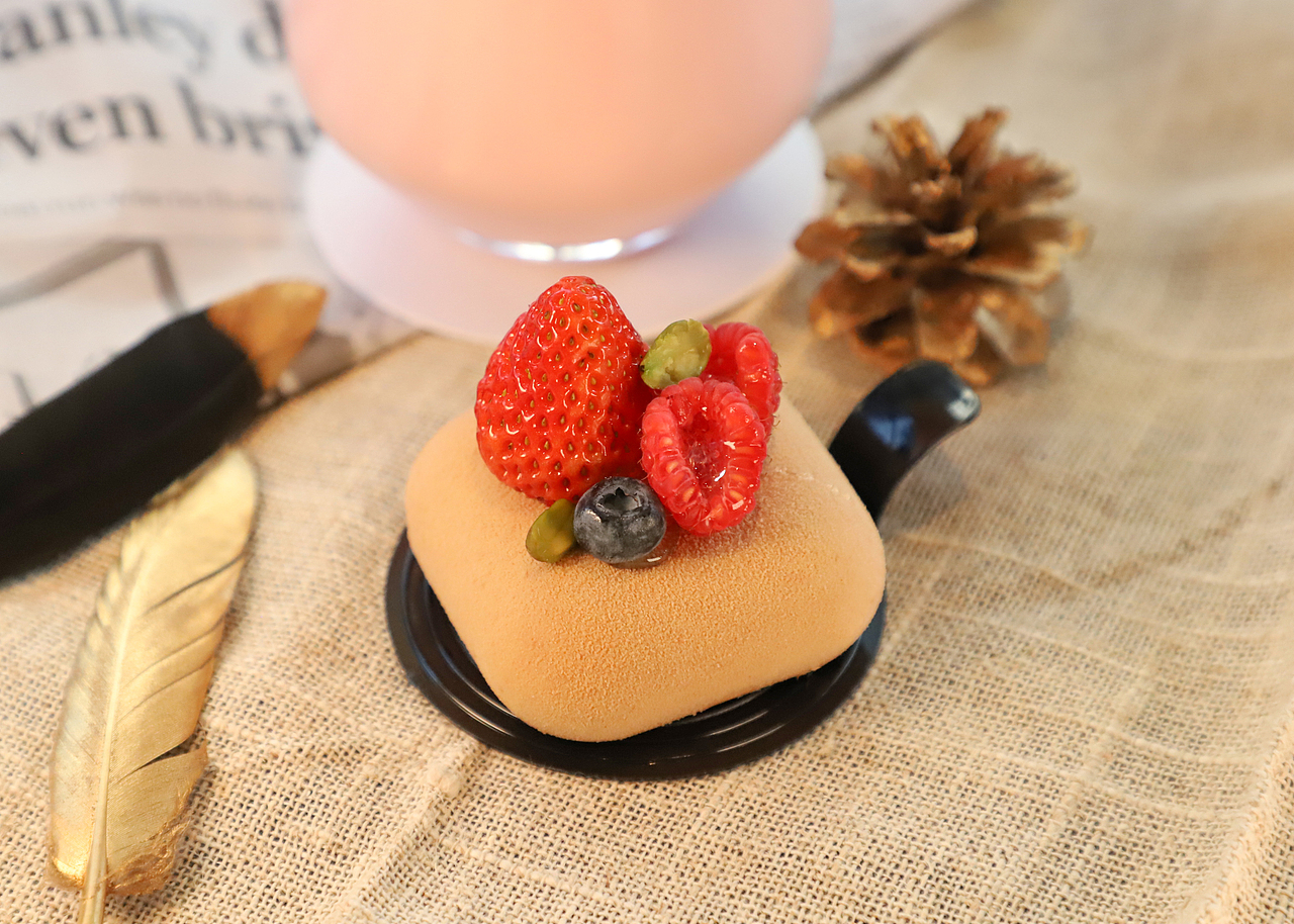 草莓奶昔配草莓抱枕慕斯蛋糕