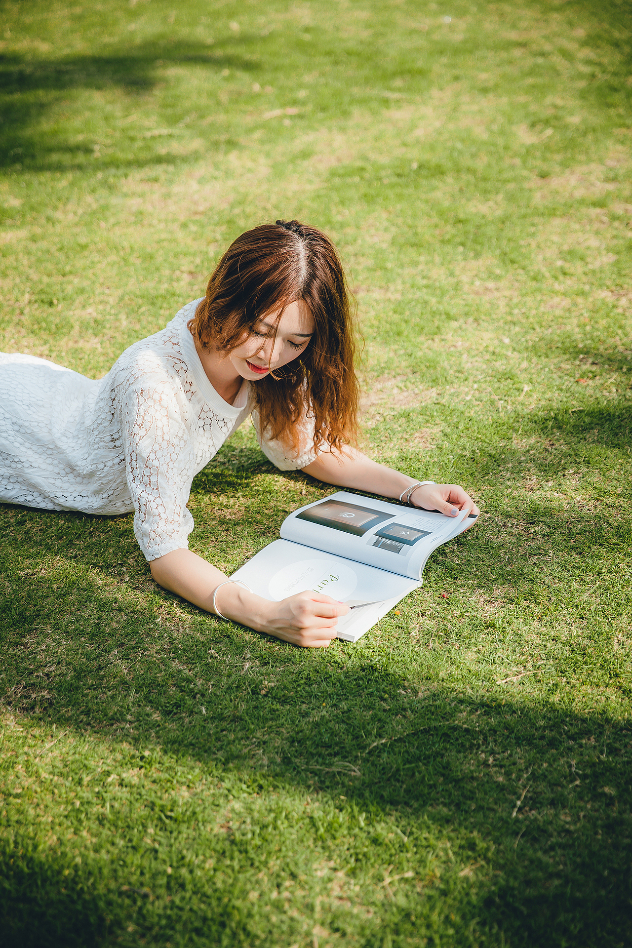 人像摄影:游乐场少女,阳光、草地、摩天轮、旋转木马