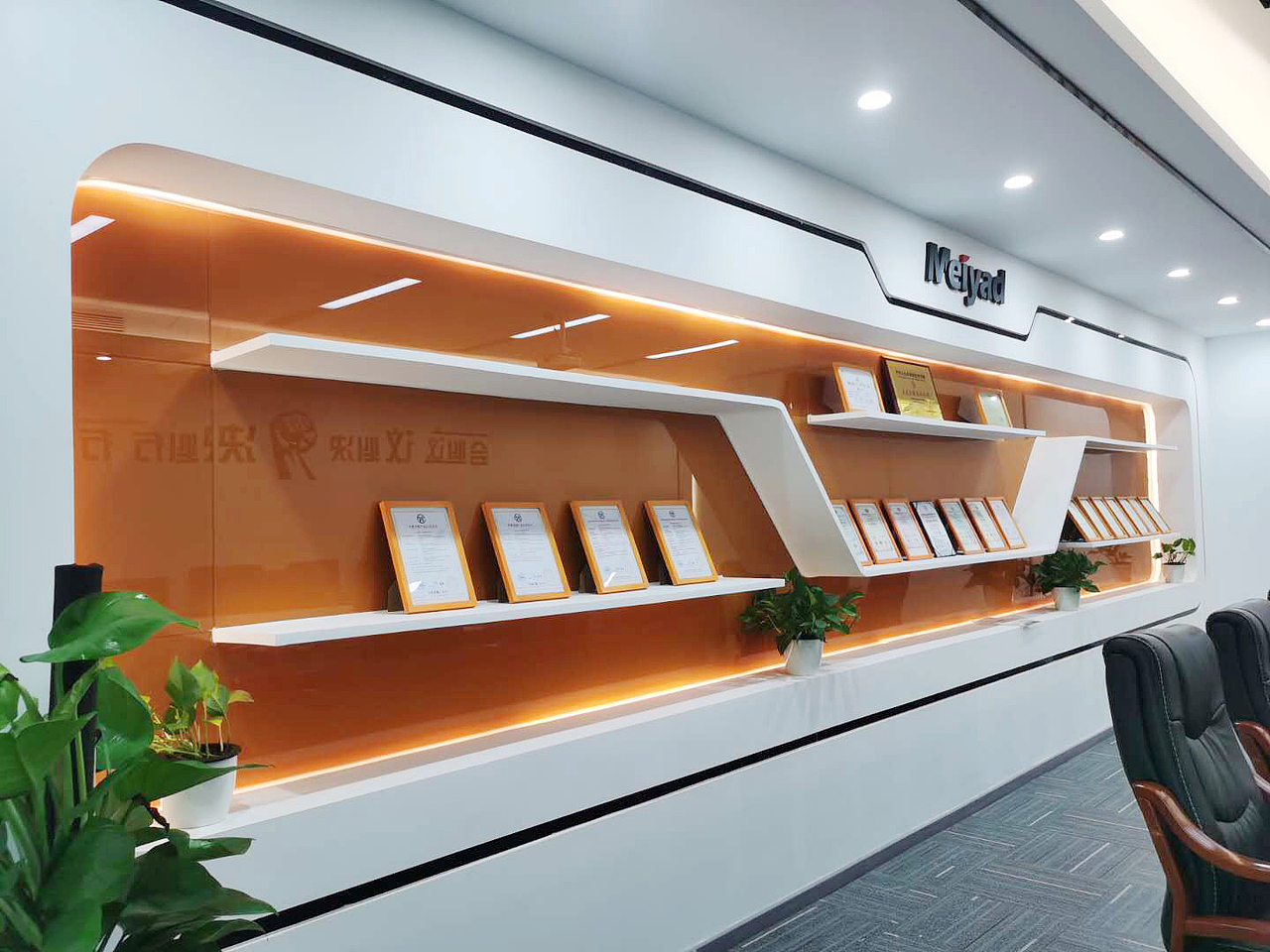 这几面以橙色为色系的是美亚迪公司的2面墙，一面是文化墙，一面是荣誉墙，都做发背光效果，效果也是很棒的。