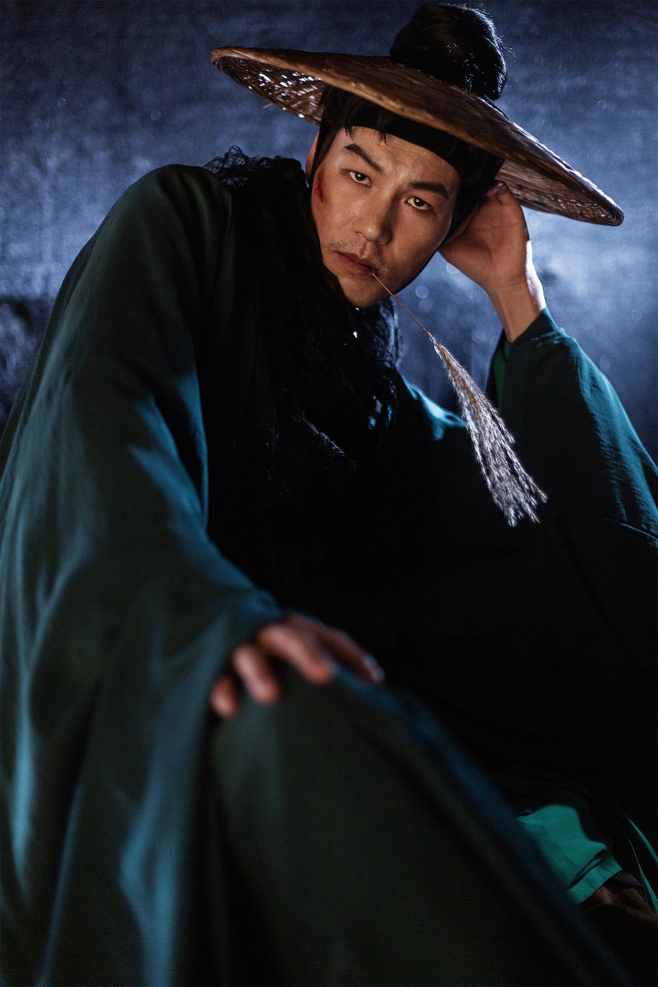 这个硬汉被揍的不轻