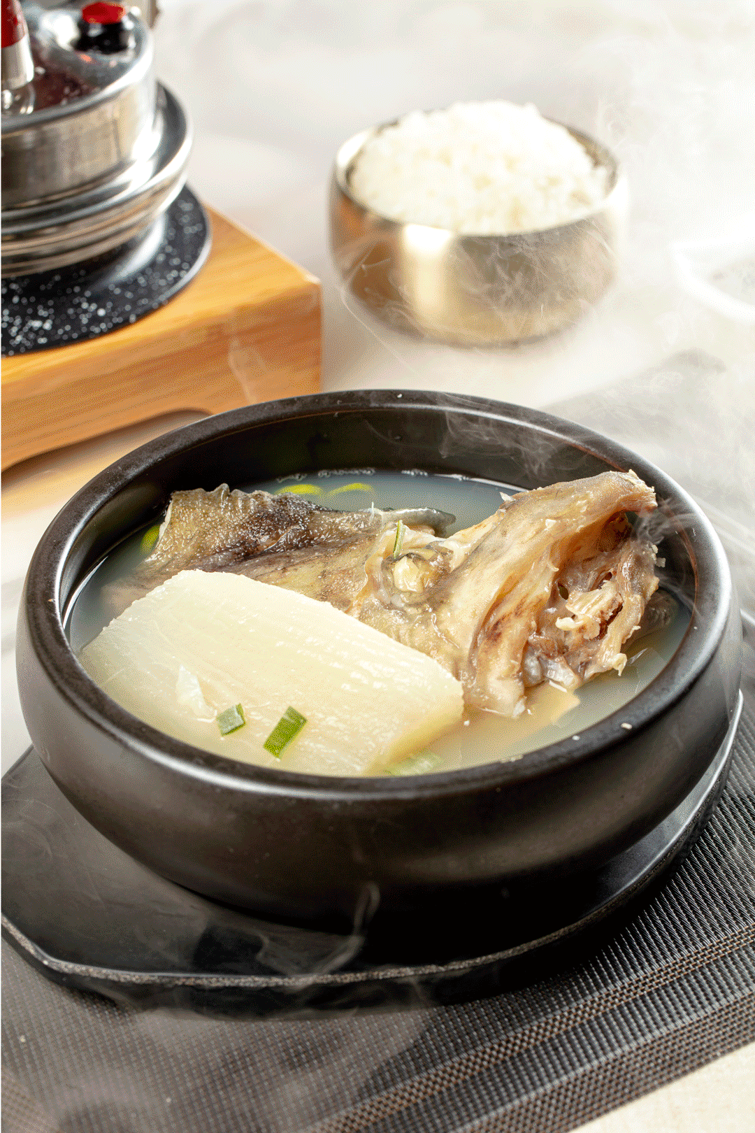 (海报的表现形式)体现了鳕鱼汤是用铁锅细火慢煲之处.