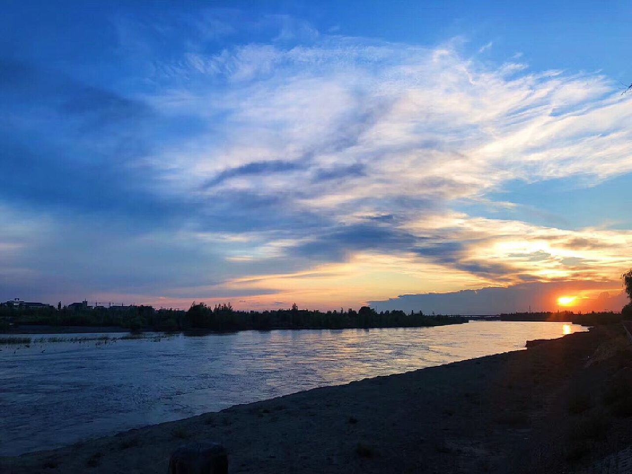 【携程攻略】伊宁市伊犁河景点,在伊宁遇到最美的风景就在伊犁河了，每天经过的人说多不多，说少也不…