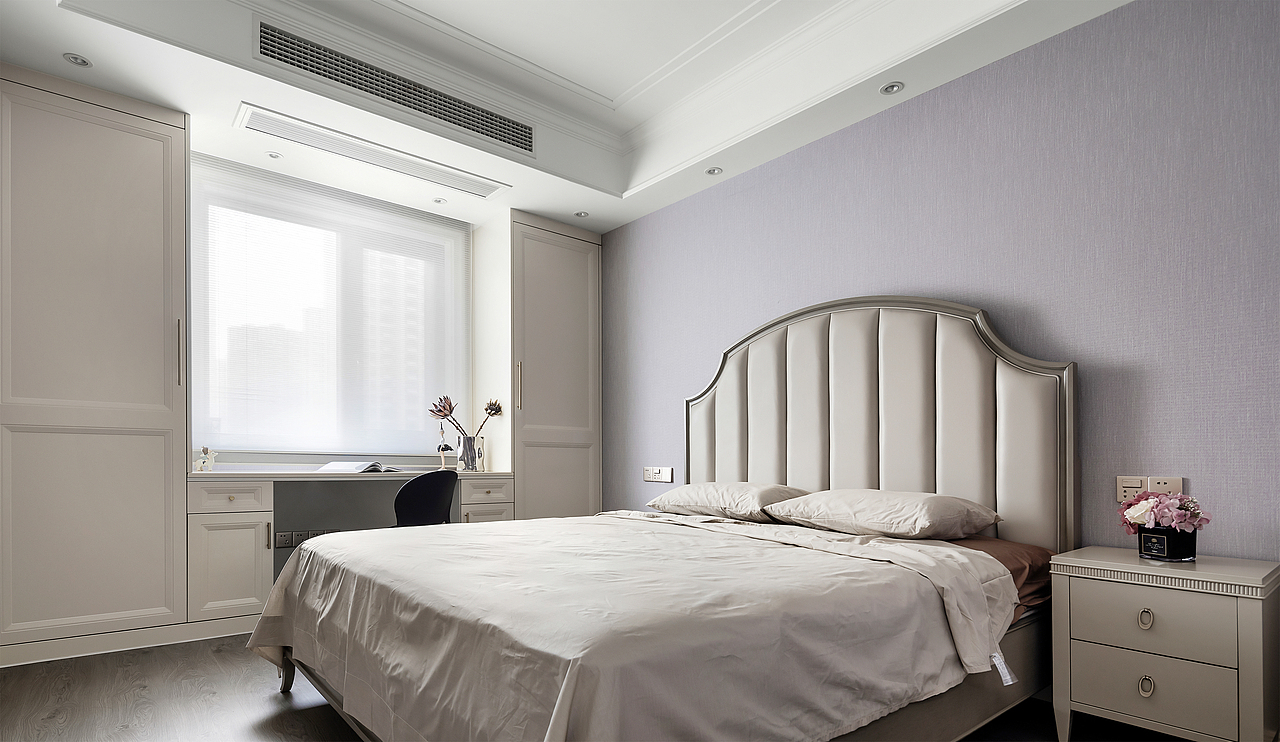 墙布采用饱和度低的灰紫色理性与可爱兼具,床头和柜子用的选用象牙白