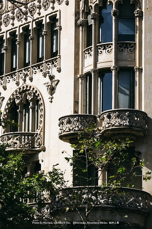 在整个建筑外立面中使用较多的，是露台上雕刻的桑树纹路，这也是莫雷拉这个姓氏的含义，创作者们将它融合在了建筑本身。