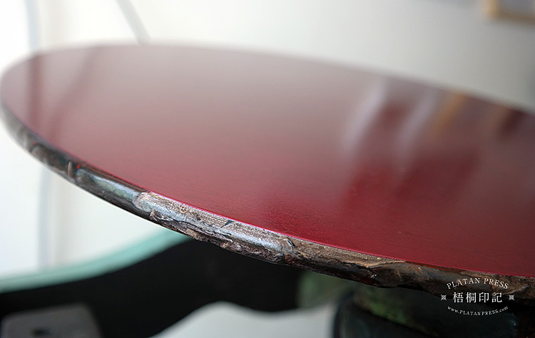 在机器的墨盘上抹上需要的油墨,然后滚动机器将油墨变得均匀。