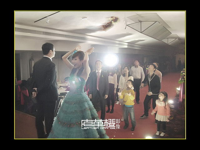 发现瞬间的感动,轻轻记录下您的婚礼的每一个细节——皮革橙影像与平面设计。