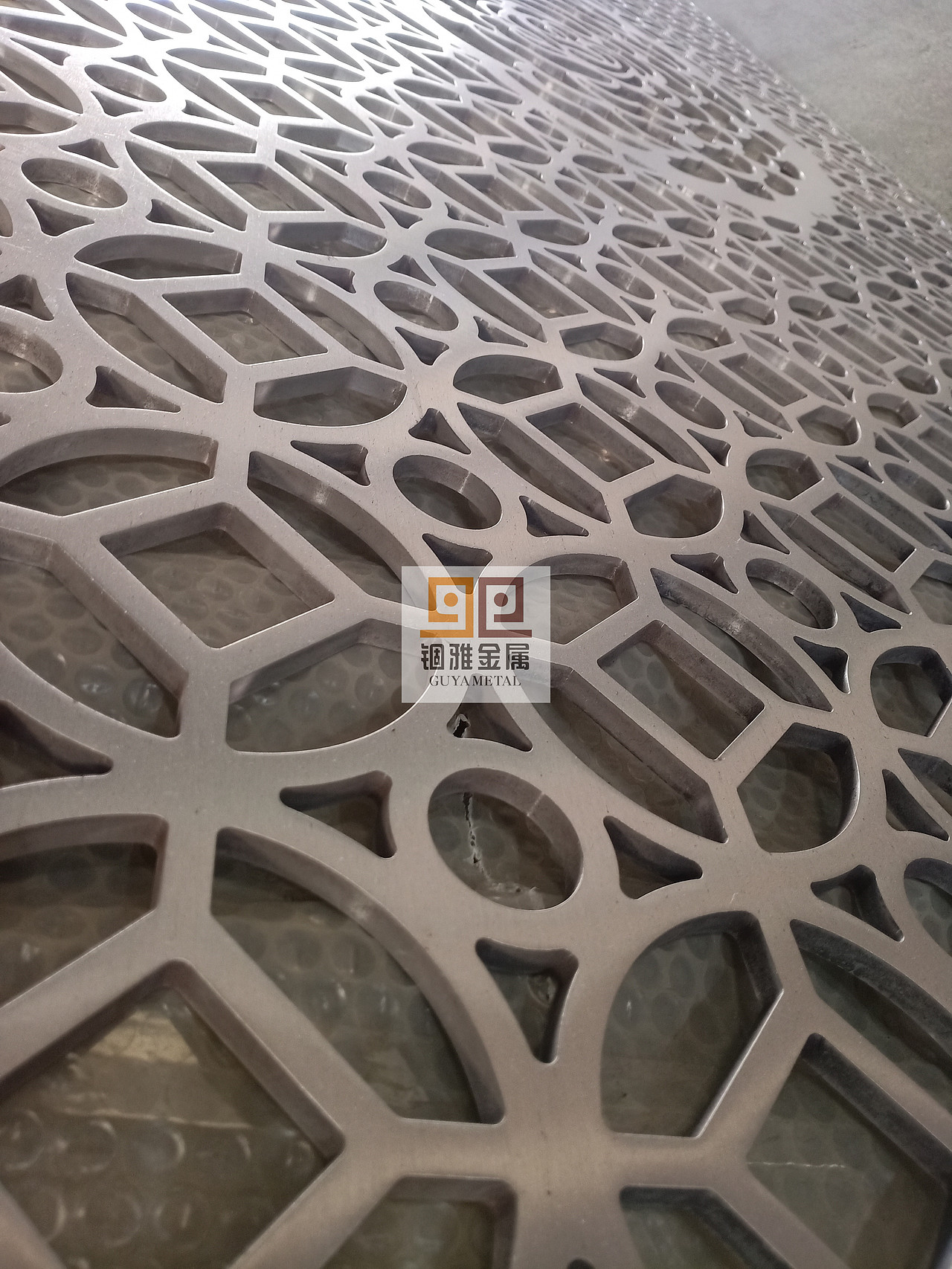 原铝艺银色封油实心铝板雕刻花格屏风装饰厂家定制