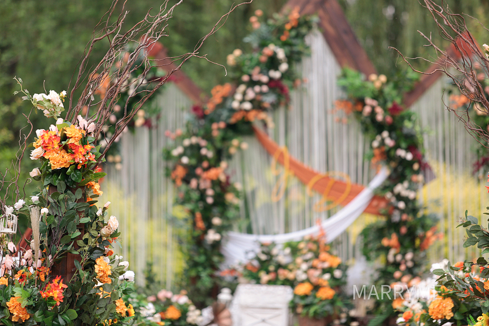 长春关东文化园橙色草坪婚礼（图ZMjY0MDM3NDY0） - 婚礼摄影 - 站酷设计师长春麦瑞蜜婚礼原创素材 - 站酷ZCOOL