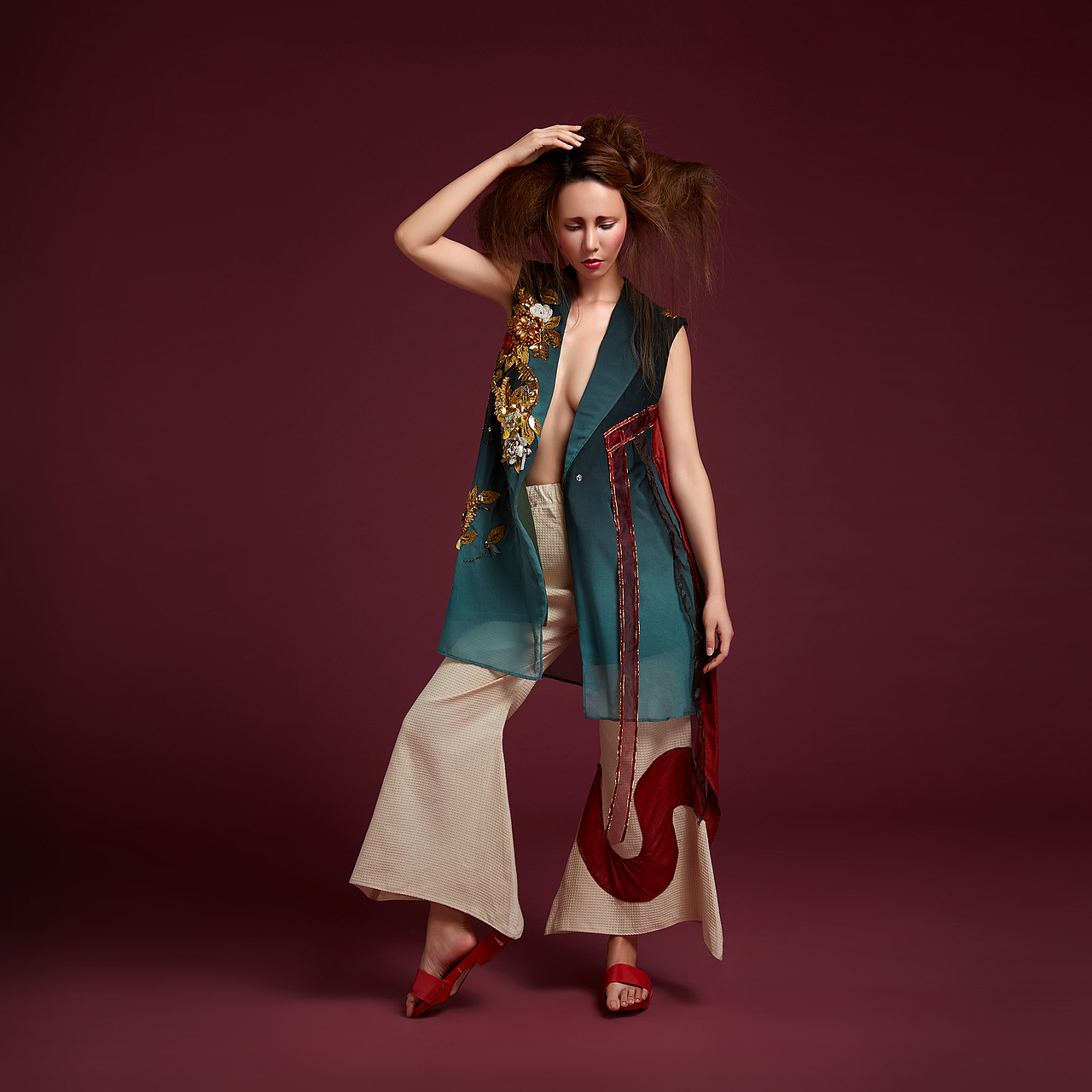 潮绣,粤绣之一,发源并流行于今潮汕地区,有着有强烈的地方色彩,构图饱满均衡,针法繁多,金银线镶,色彩浓艳,装饰性强,宜于庙堂会所装饰和喜庆之用。