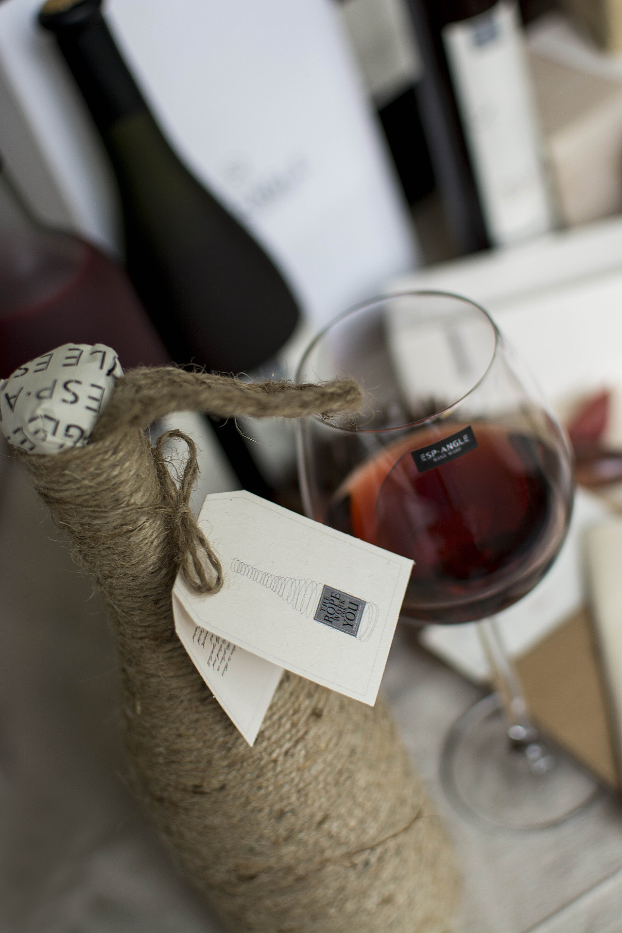 大学期间的渣作-伊莎庞格红酒包装设计（图ZNDMwMzcwNzI=） - 包装 - 站酷设计师Youngnew原创素材 - 站酷ZCOOL