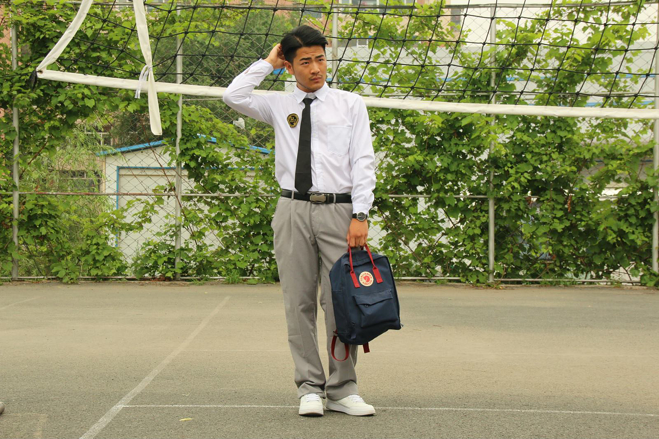 男孩拍毕业照（图ZMTYxMjk1MjI0） - 人像摄影 - 站酷设计师巴巴baba原创素材 - 站酷ZCOOL