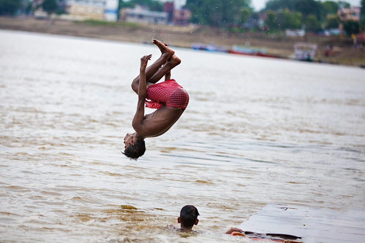 2014年9月,印度瓦拉纳西,恒河边玩跳水的孩子.