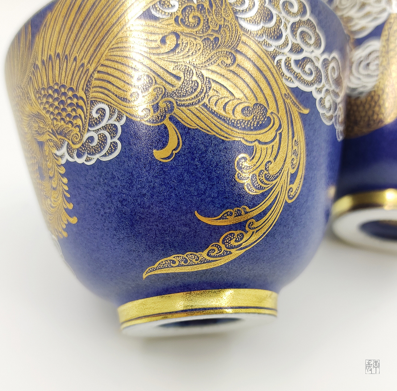 龙章凤彩雪花蓝釉金银绘龙凤主人杯