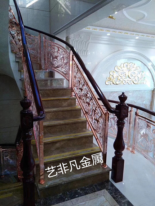 现代时尚轻奢风会所室内铝艺雕刻花格旋转楼梯扶手护栏