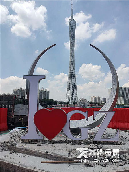 广州标志性不锈钢月牙雕塑 可发光设计 对标广州塔
