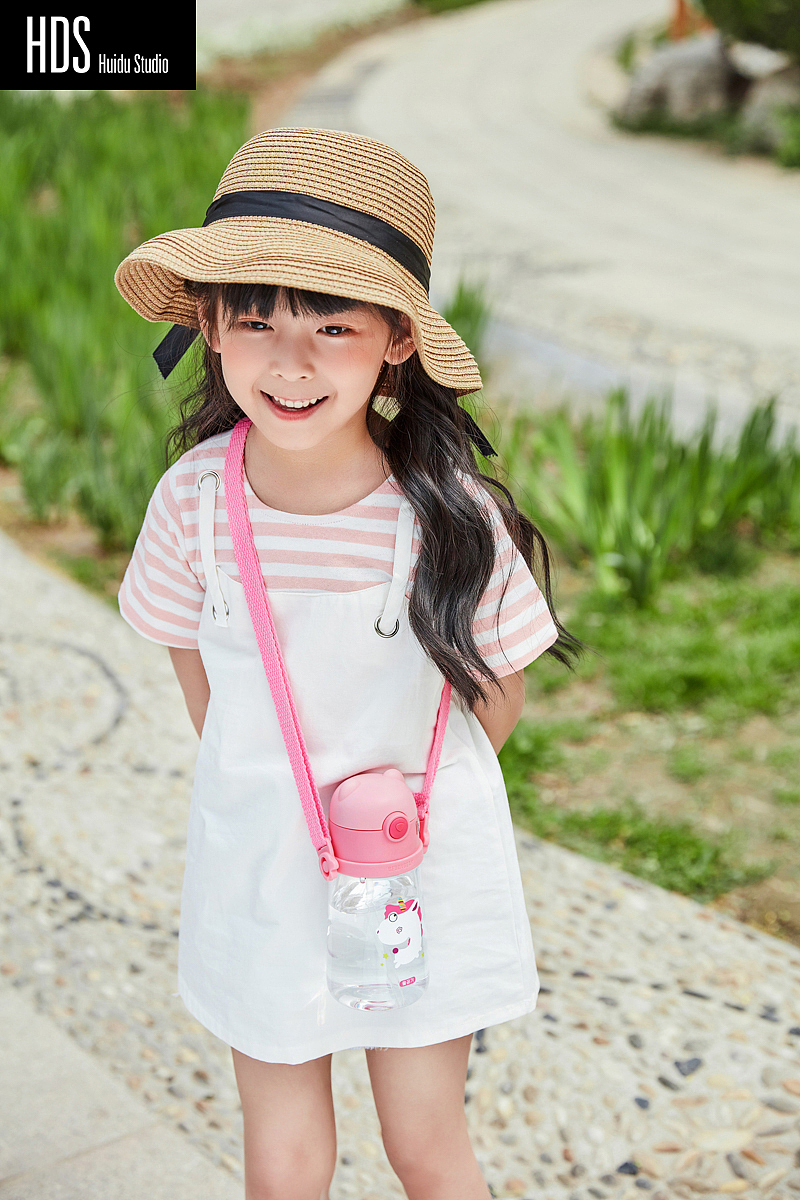儿童水壶女孩模特外景拍摄