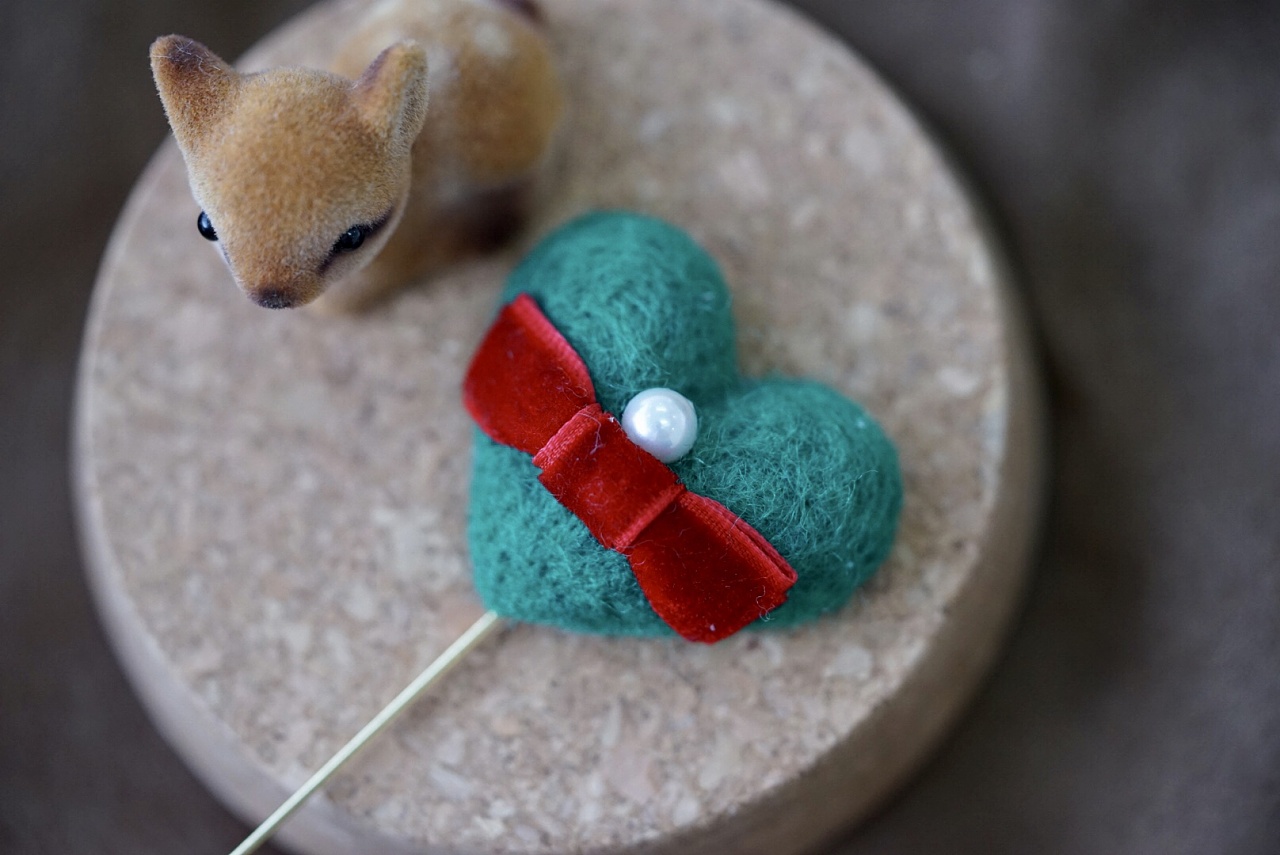 羊毛毡小心心胸针