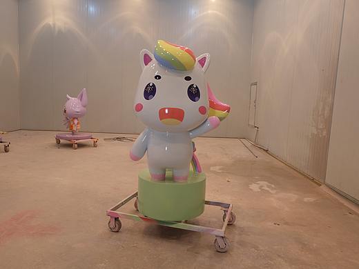 彩虹小马吉祥物IP卡通造型摆件景观玻璃钢雕塑厂家定制