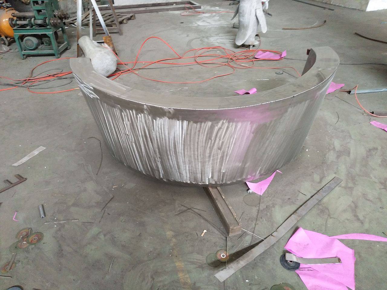 不锈钢板被师傅锻造完然后焊接好的半成品,这个过程就是要把锻造留下的痕迹打磨掉