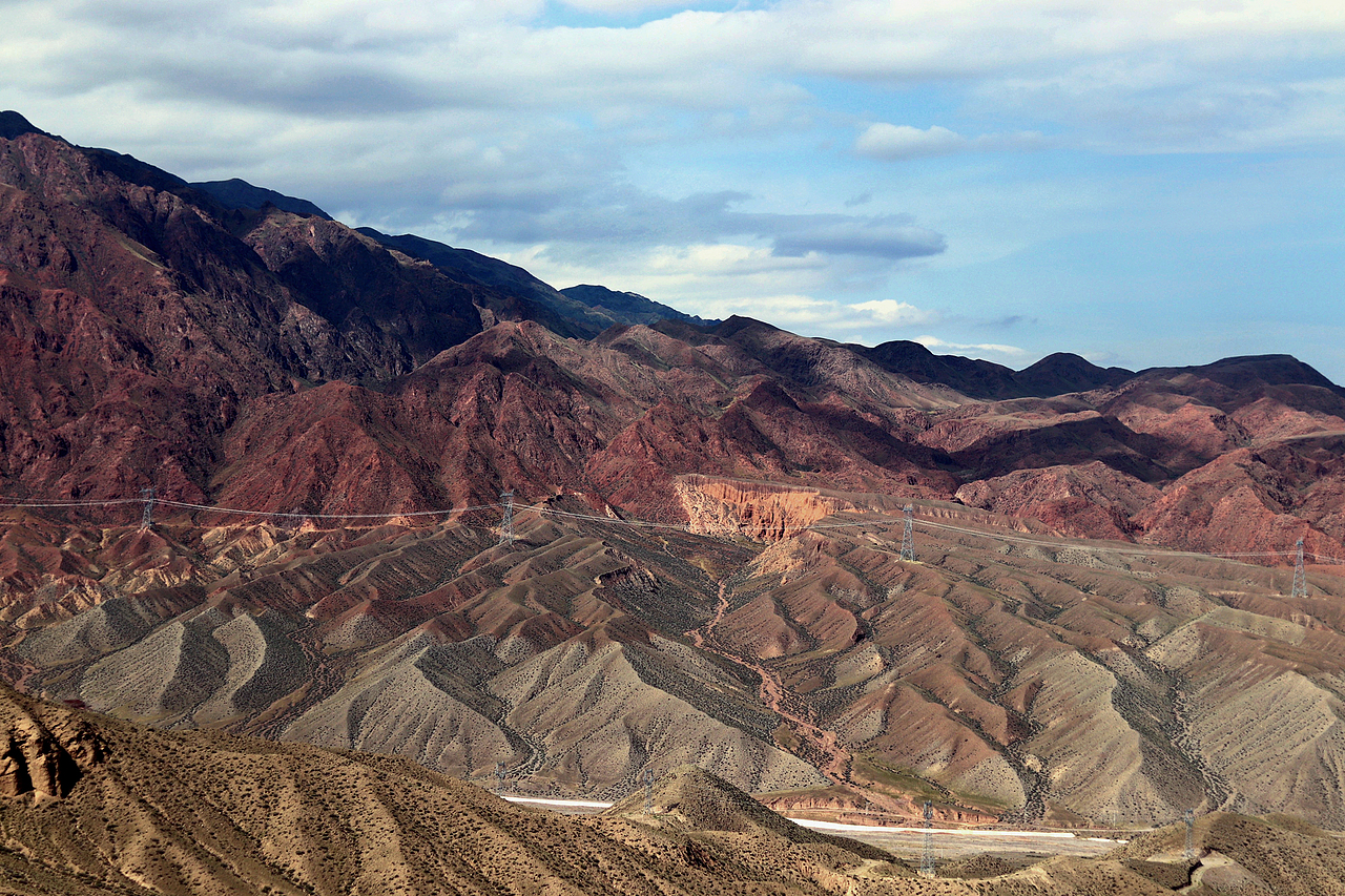 乌鲁木齐 — 伊利 (越过荒漠和田野)