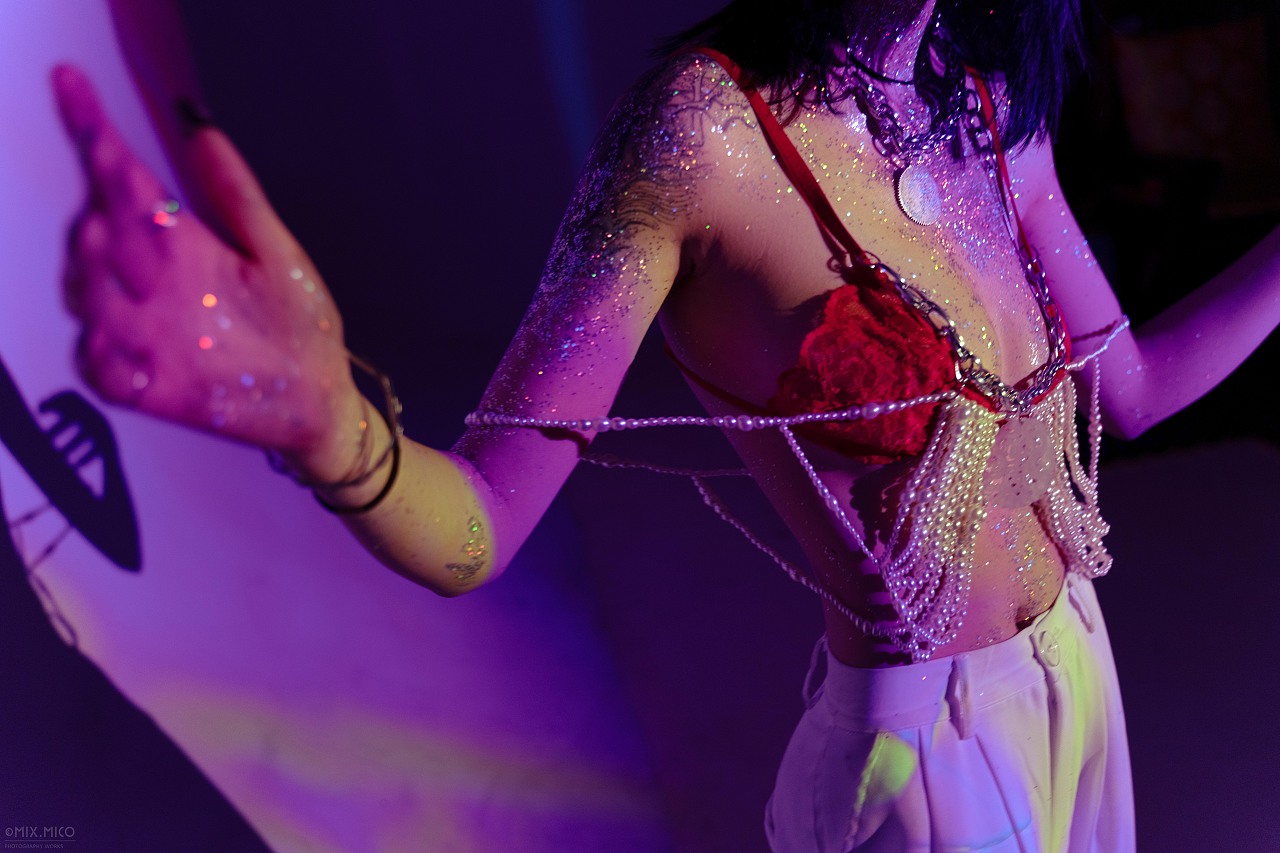 夜长梦多的人眼里流光溢彩