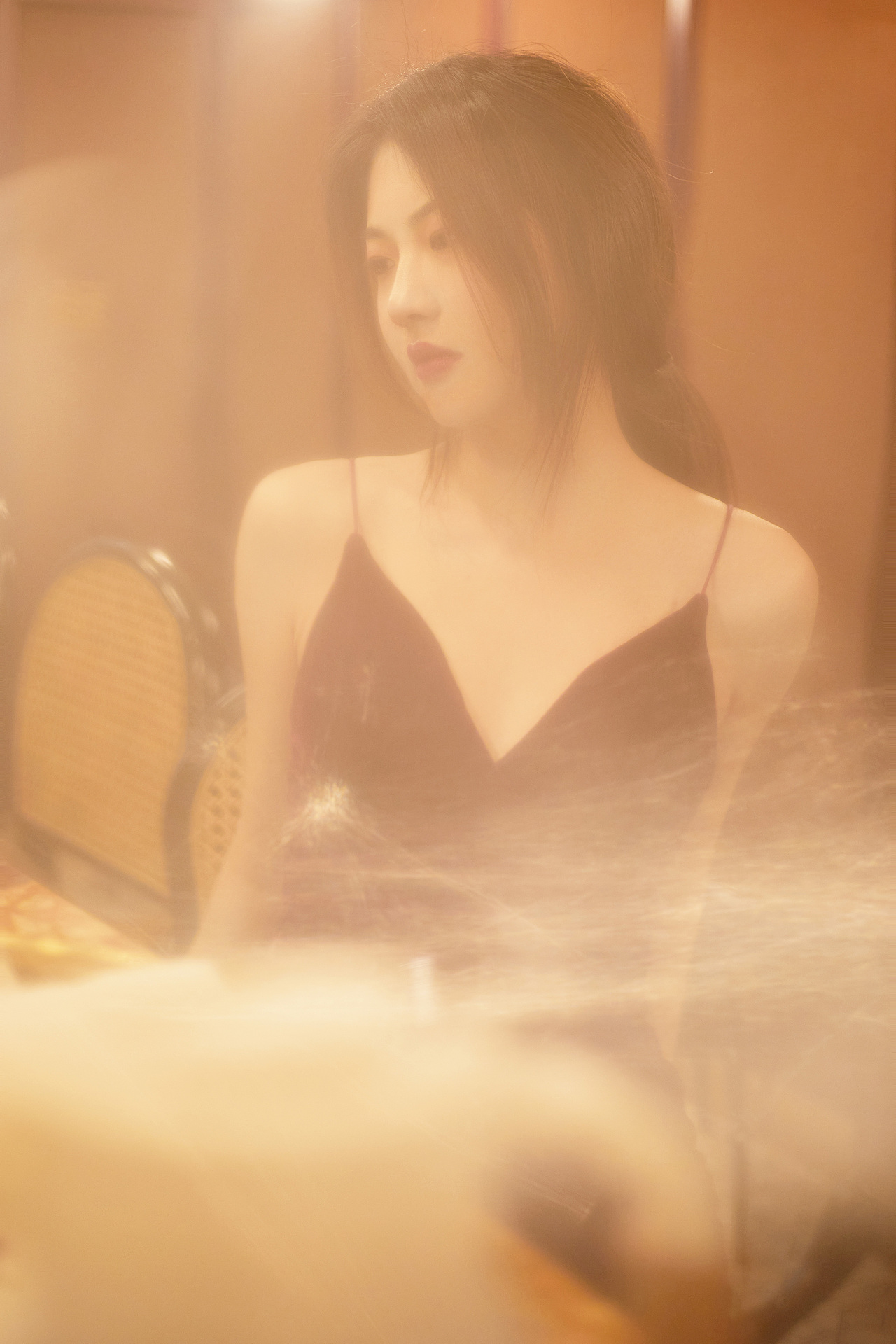 在咖啡店的妩媚女孩