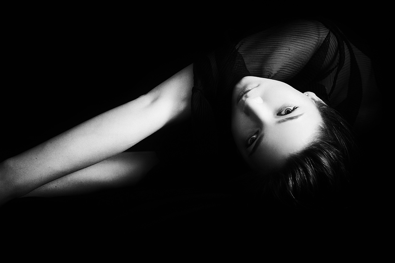 爱蜜社美女模特LindaLinda薄纱上衣搭配黑色短裙性感写真【2】 - 美女 - 亿图全景图库