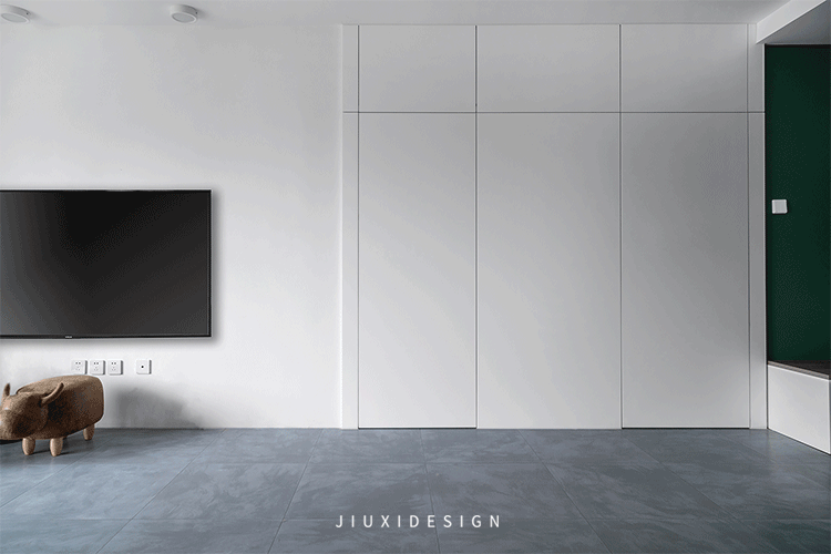 隐形门的设计就是为了弱化俩个卧室的门洞，保证餐厅到客厅的一个过渡，空间看着也完整。
