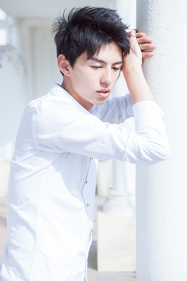 阳光下,他穿着白衬衫