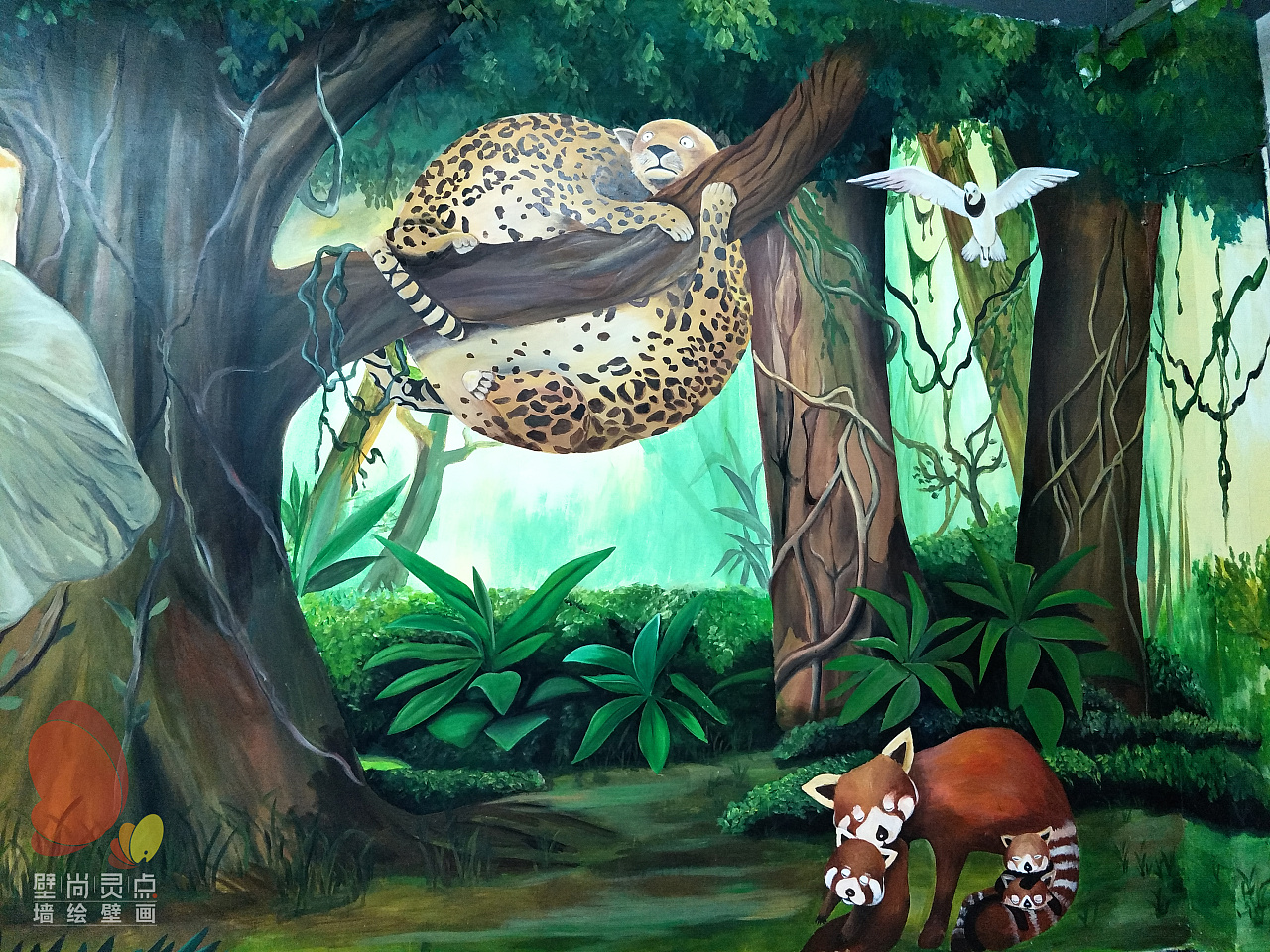 儿童乐园里的3d立体画.圆鼓鼓的豹子!